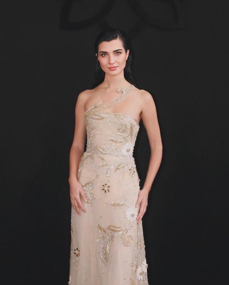 Tuba Büyüküstün, Paris Moda haftasına damga vurdu Sade ve şık