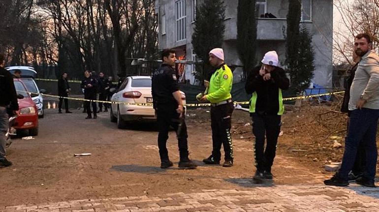 Kocaelide aranan bir şahıs ortalığı birbirine kattı Akrabalarıyla polislere saldırdı: 2 yaralı