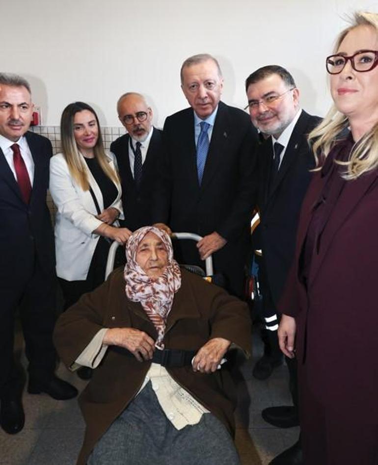 Cumhurbaşkanı Erdoğan, İzmirde 102 yaşındaki Gülsüm Sakallı ile görüştü