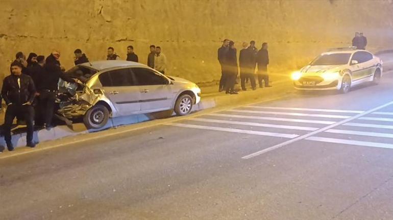 Şanlıurfada feci kaza Kamyon çarptığı otomobille birlikte üst geçitten aşağı düştü