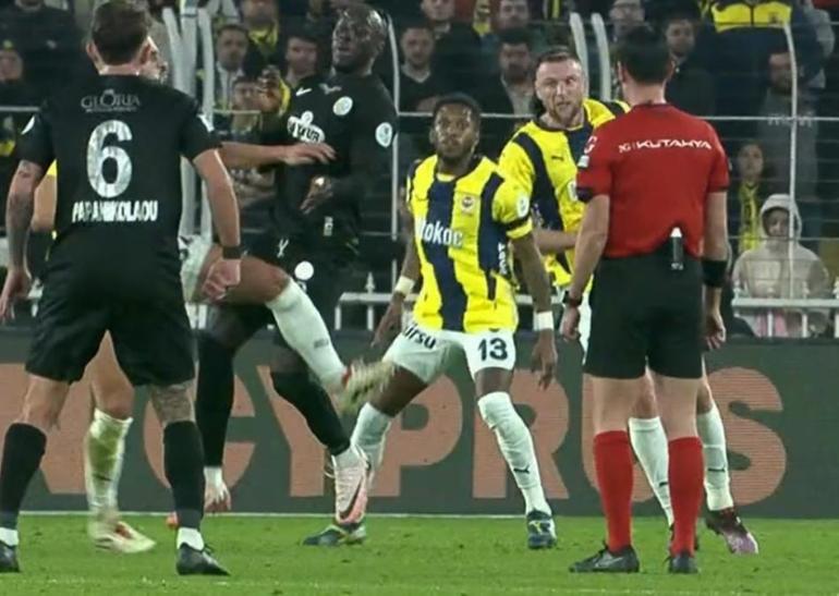 Fenerbahçe - Rizespor maçında kırmızı kartlar ve penaltı kararı doğru mu Onur kırıcı, aşağılayıcı bir ifade bu