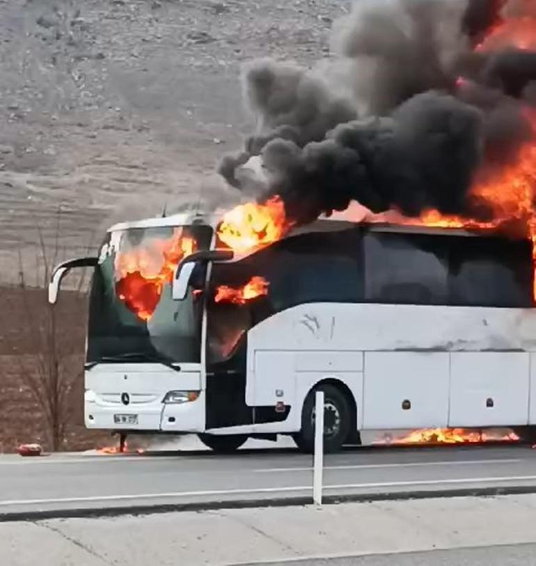 Faciadan dönüldü Seyir halindeki tur otobüsü alev topunu döndü