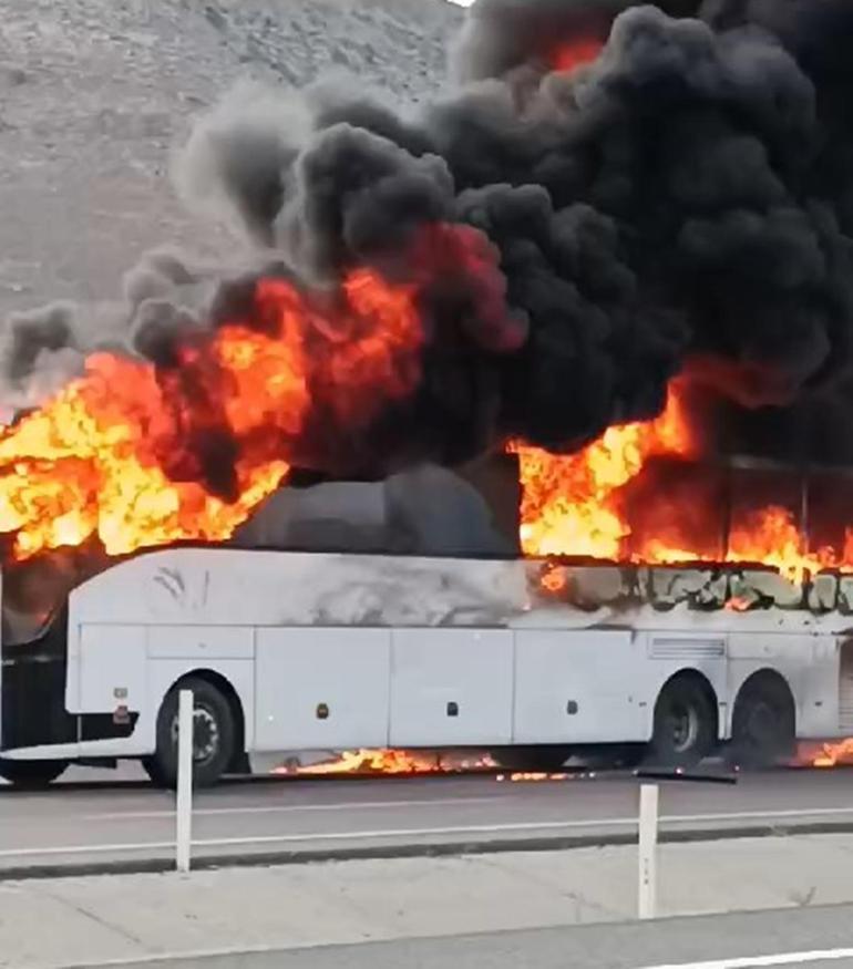 Faciadan dönüldü Seyir halindeki tur otobüsü alev topunu döndü