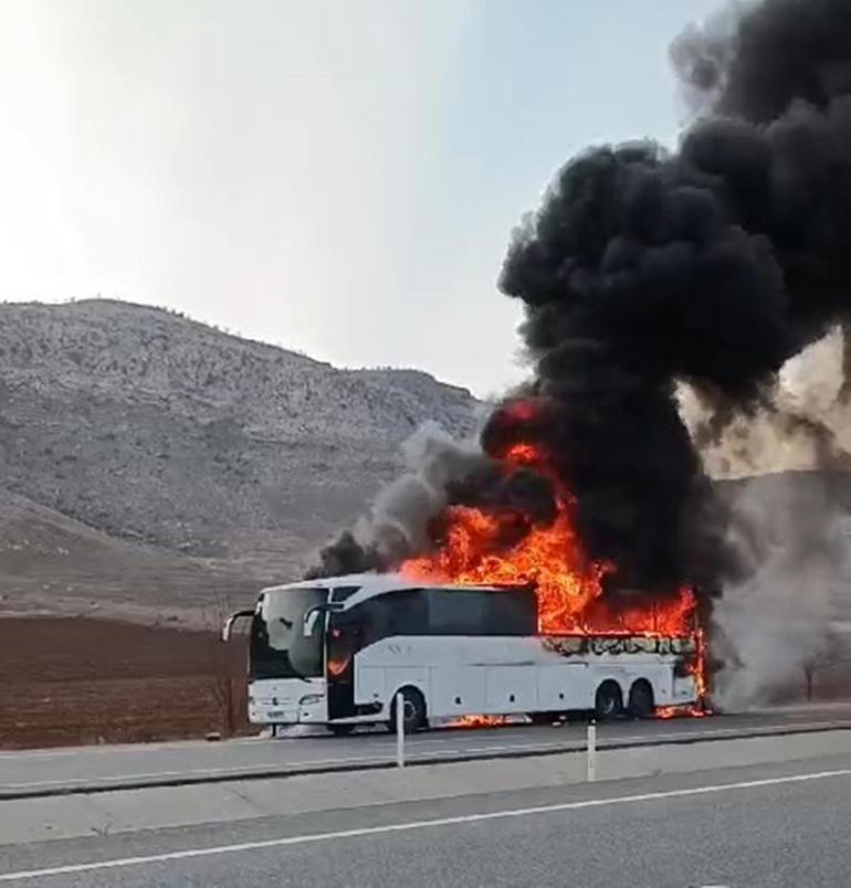 Faciadan dönüldü Seyir halindeki tur otobüsü alev topunu döndü