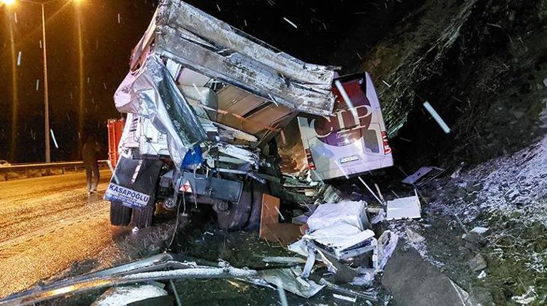 Son dakika... Samsun ve Antalyada peş peşe yolcu otobüsü kazaları Ölü ve yaralılar var