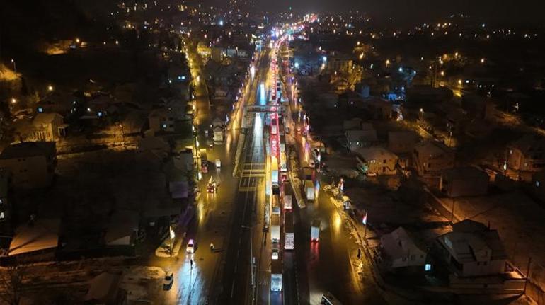 Bolu Dağında zincirleme kaza 10 araç birbirine girdi, trafik kilitlendi