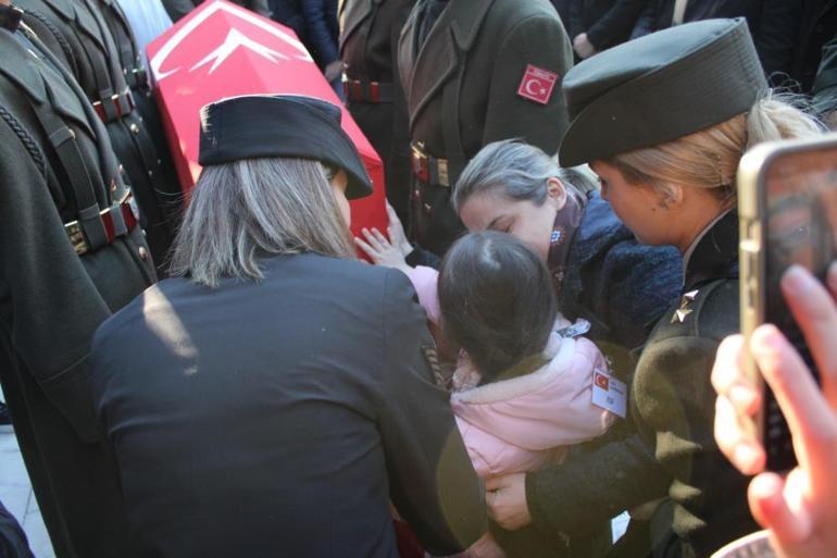 Kahreden fotoğraf Evlilik yıl dönümünde şehit düştü, kızının doğum gününde toprağa verildi