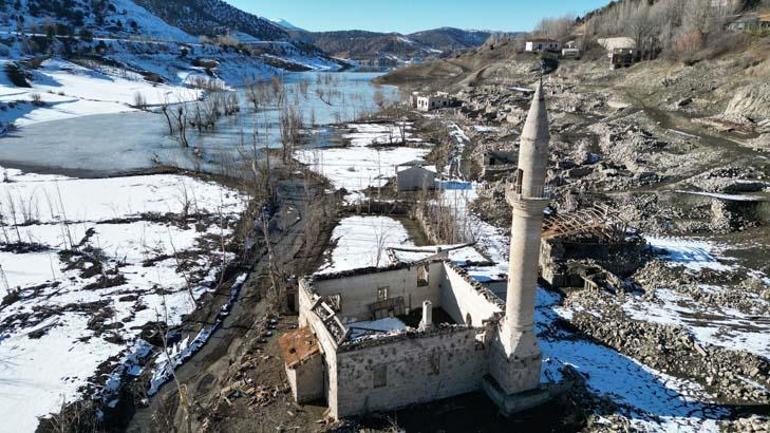 Sivasta donan gölde ortaya çıktı: Şaşırtan görüntü