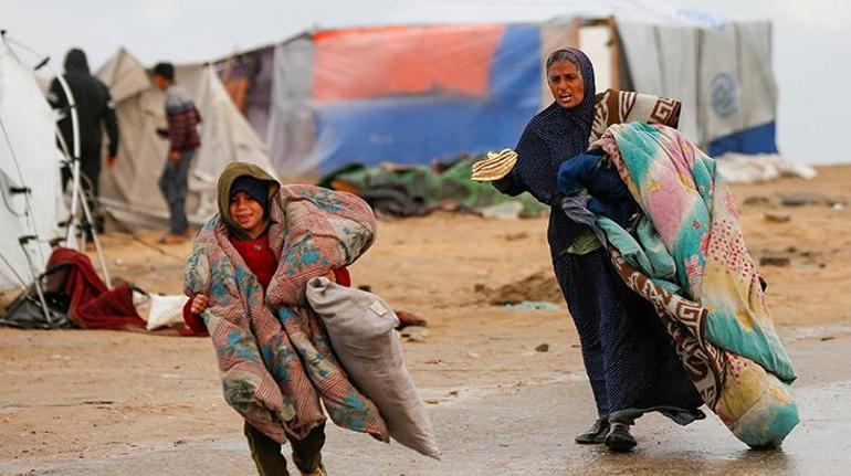 Gazzede şiddetli yağış ve rüzgar yerinden edilenlerin çadırlarını uçurdu