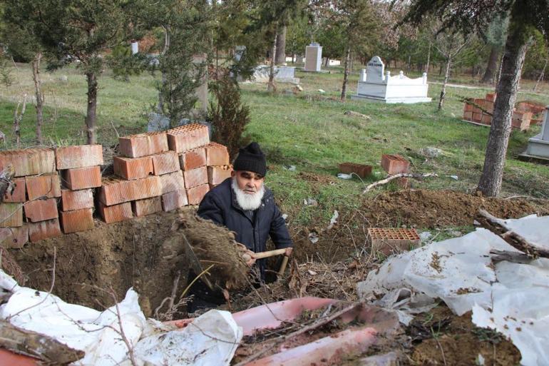 Kendi kazdığı mezarında ölümü bekliyor Gassalını vasiyet etti