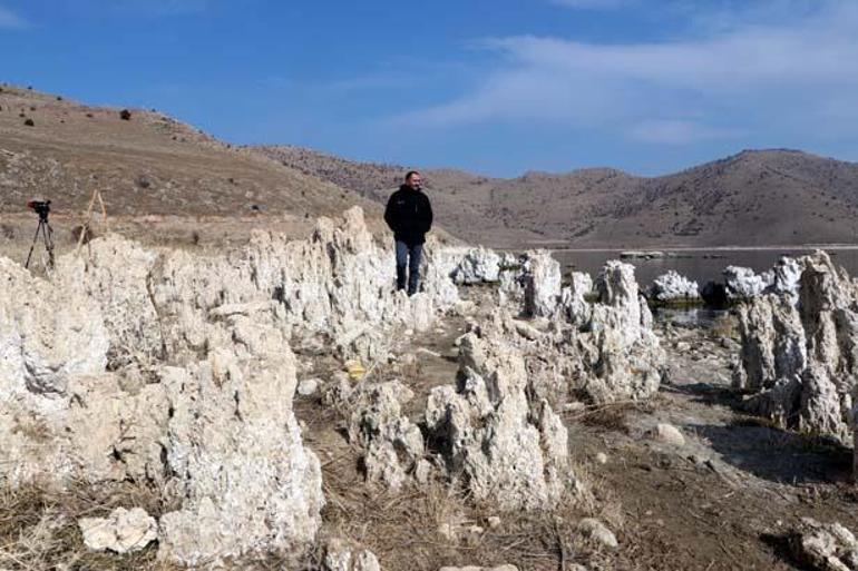 Van Gölünde sular çekildi, ortaya çıktı Görmek için birçok kişi buraya geliyor