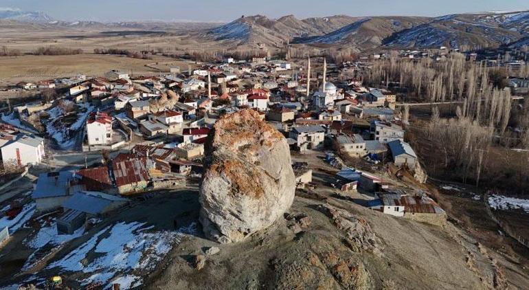 Köyün üzerindeki gizemli dev kaya parçası Ay ve yılan şekilleri var