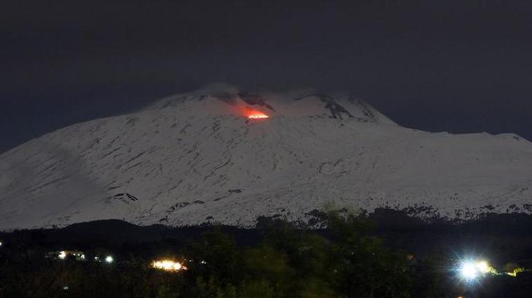 Etna Yanardağında lav akışı başladı