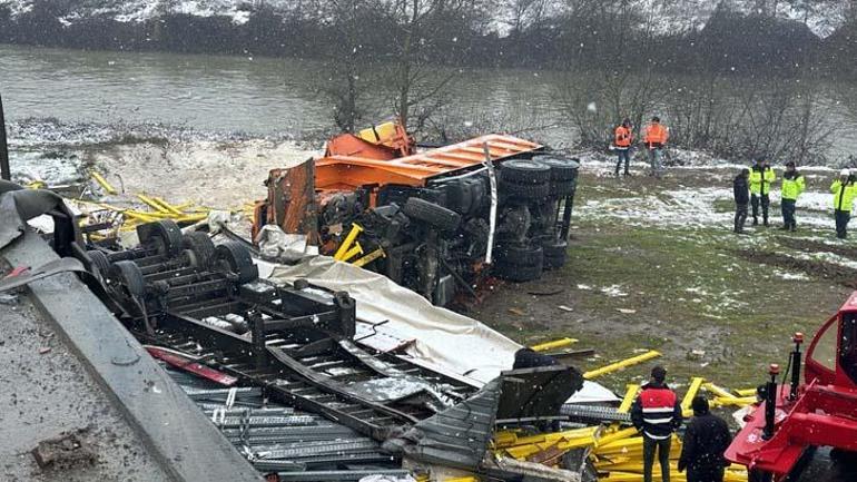 Kar küreme aracı ile TIR köprüden uçtu 2 kişi hayatını kaybetti