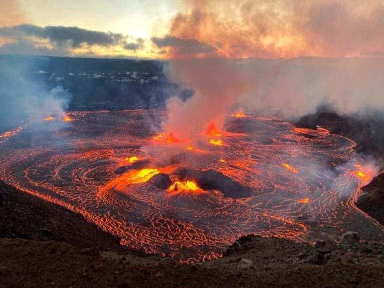 Dünyanın en aktif yanardağlarından Kilauea tekrar harekete geçti