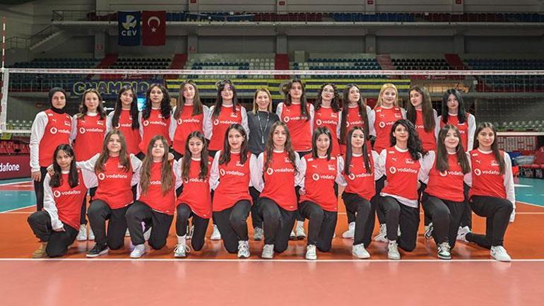 Malatyalı genç voleybolcular, Filenin Sultanları ile 5.5G destekli maç yaptı