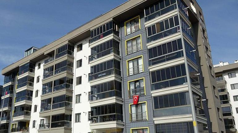 Konyada mezar oldu Çökmesi için depreme gerek yok: Kayar camlı balkon ilave yük