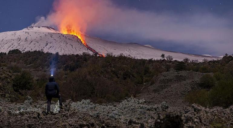 Etna harekete geçti 2 kilometre yüksekliğe ulaştı