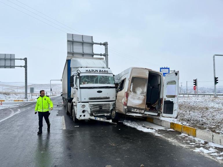 Ağrı’da korkunç kaza: 2’si ağır 8 yaralı