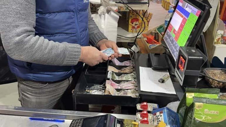 Sahte dolarla alışveriş yapıp bir de para üstü aldı