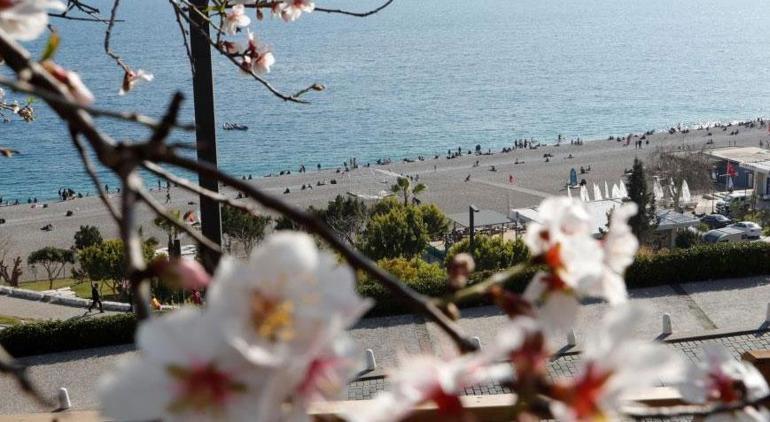 Şubat ayında ağaçlar çiçek açtı, kentte herkes denize koştu