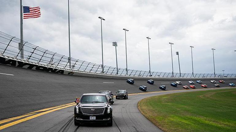 Trump, Daytona 500 yarış pistinde makam aracıyla tur attı