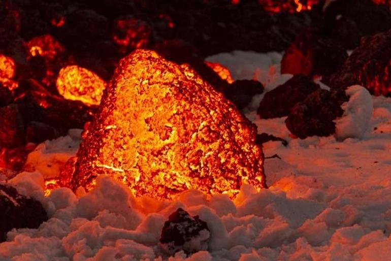 Son dakika... Etna Yanardağından püsküren küller ulaşımı aksattı