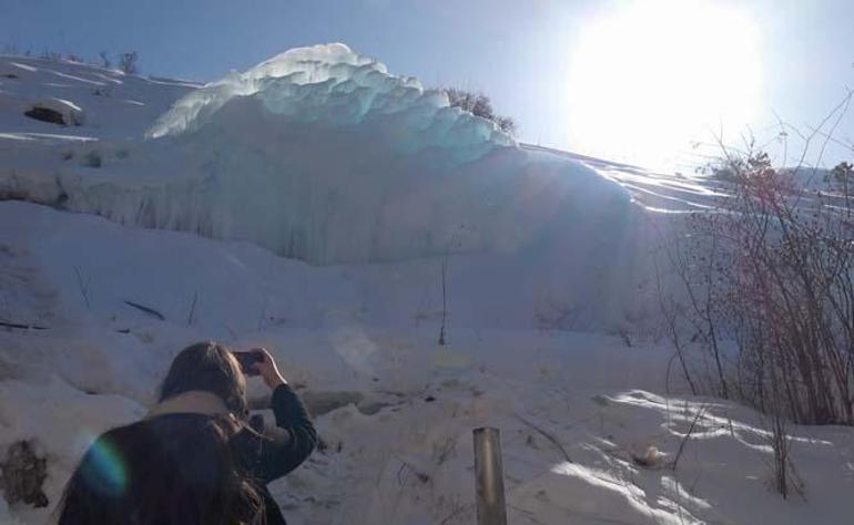 Dev buz kütlesinin altındaki sır: Yoldan geçenler durup fotoğrafını çekiyor