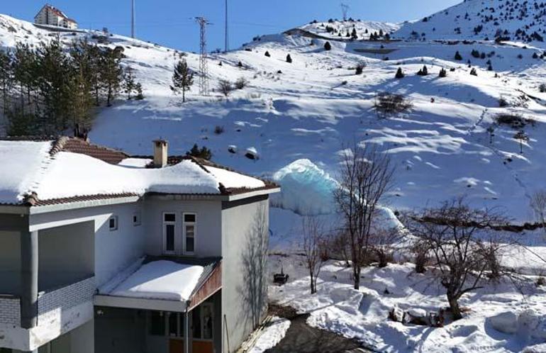 Dev buz kütlesinin altındaki sır: Yoldan geçenler durup fotoğrafını çekiyor