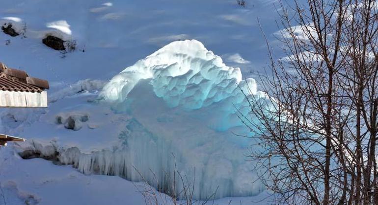 Dev buz kütlesinin altındaki sır: Yoldan geçenler durup fotoğrafını çekiyor