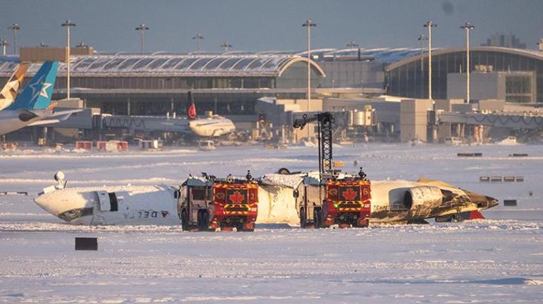 Bu kez Toronto 80 kişi baş aşağı kaldı...Ters dönen uçakta camlardan akan jet yakıtını izlediler