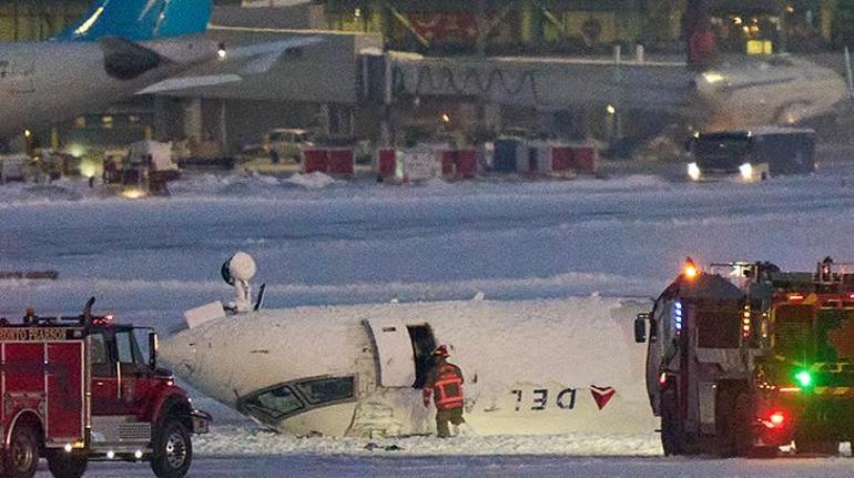 Bu kez Toronto 80 kişi baş aşağı kaldı...Ters dönen uçakta camlardan akan jet yakıtını izlediler