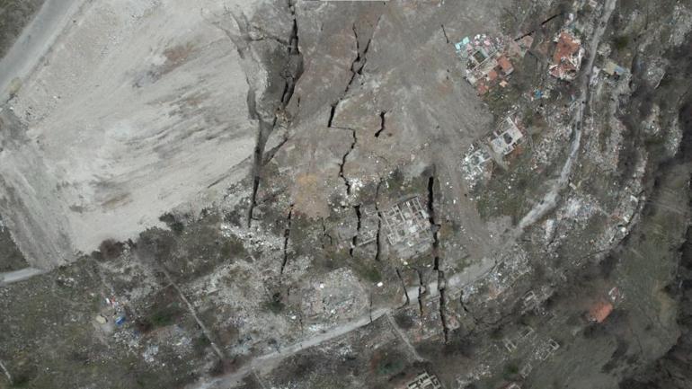 Ankarada deprem sonrası korkutan yarıklar Bölgede tedirginlik