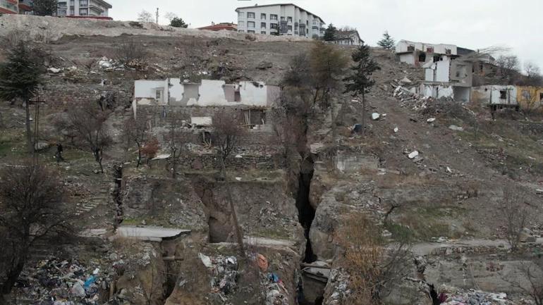 Ankarada deprem sonrası korkutan yarıklar Bölgede tedirginlik