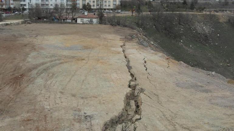 Ankarada deprem sonrası korkutan yarıklar Bölgede tedirginlik