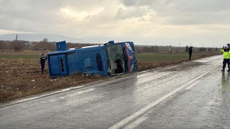 Afyonkarahisarda cezaevi aracı devrildi14 kişi yaralandı