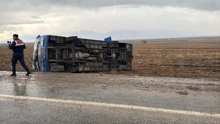 Afyonkarahisarda cezaevi aracı devrildi14 kişi yaralandı