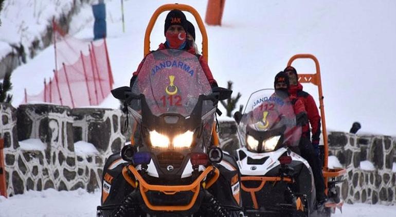 Tehlikeye aldırış etmeden çığ bölgesinde kayak yaptı, sanal devriyeye yakalandı