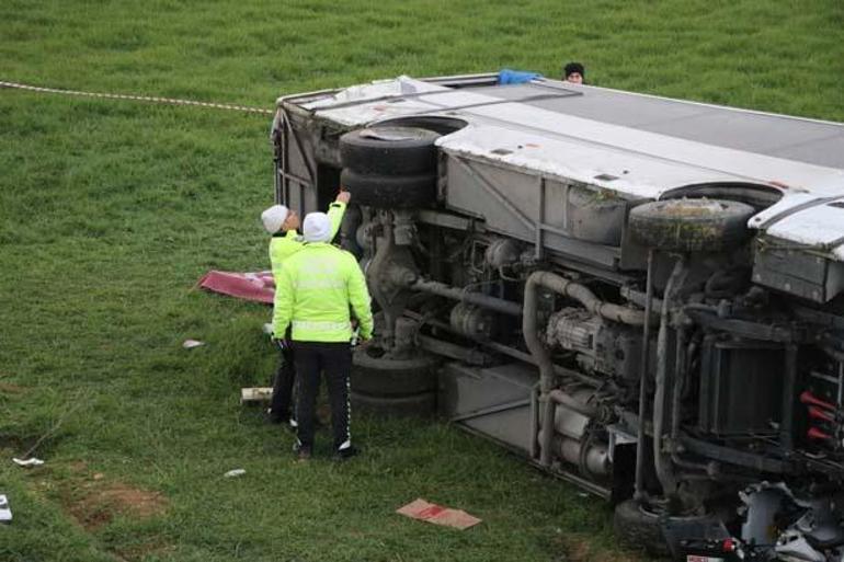 Öğrencileri taşıyan servis midibüsü devrildi: Eski hakemlerin kızı yaşamını yitirdi