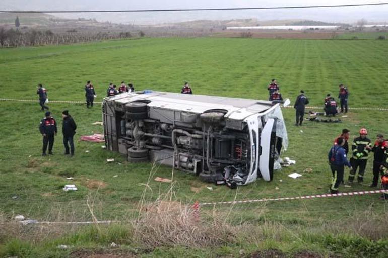 Öğrencileri taşıyan servis midibüsü devrildi: Eski hakemlerin kızı yaşamını yitirdi