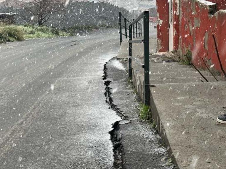 İstanbulda toprak kayması 3 bina tahliye edildi