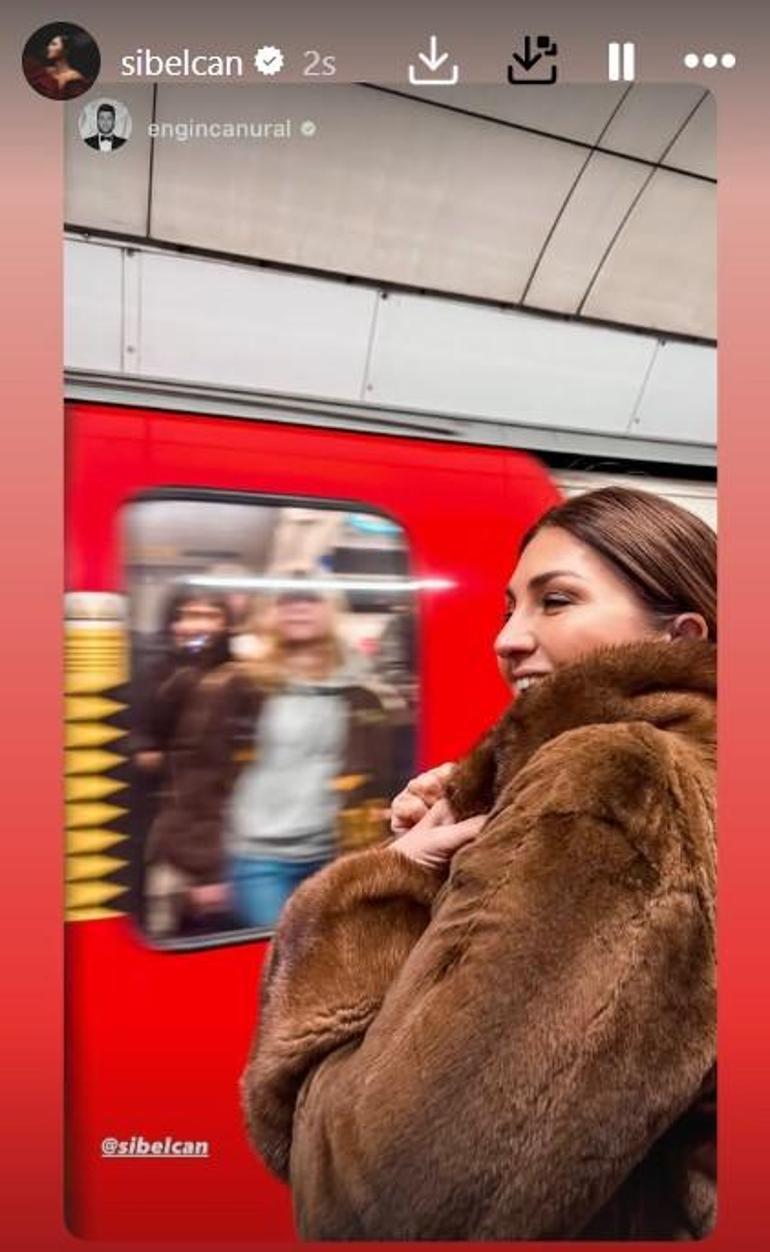 Ünlü şarkıcı Sibel Can kürkünü giydi, metroya bindi