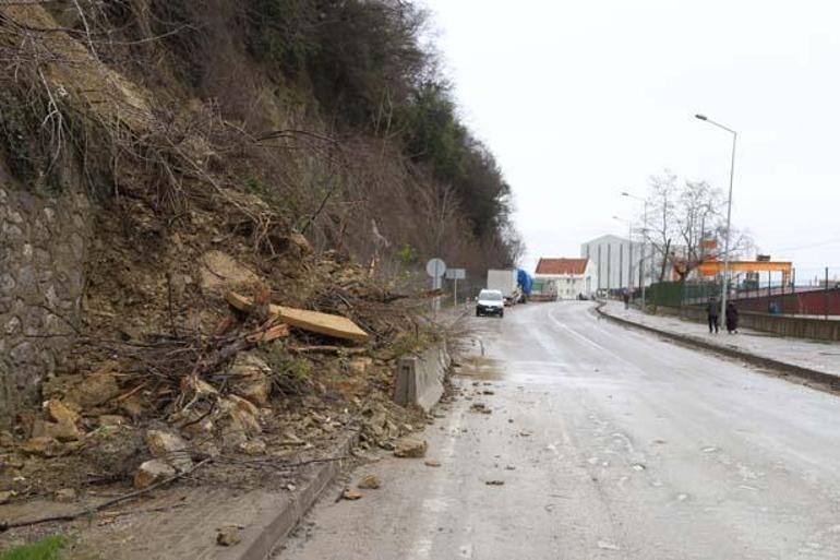 İneboluda heyelan Yamaçlardan yuvarlanan taşlar caddeye aktı