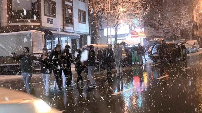 İstanbul beyaza büründü Sokaklarda kar topu heyecanı