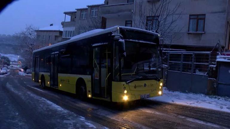 İstanbullular yoğun kara uyandı: İETT otobüsleri yolda kaldı