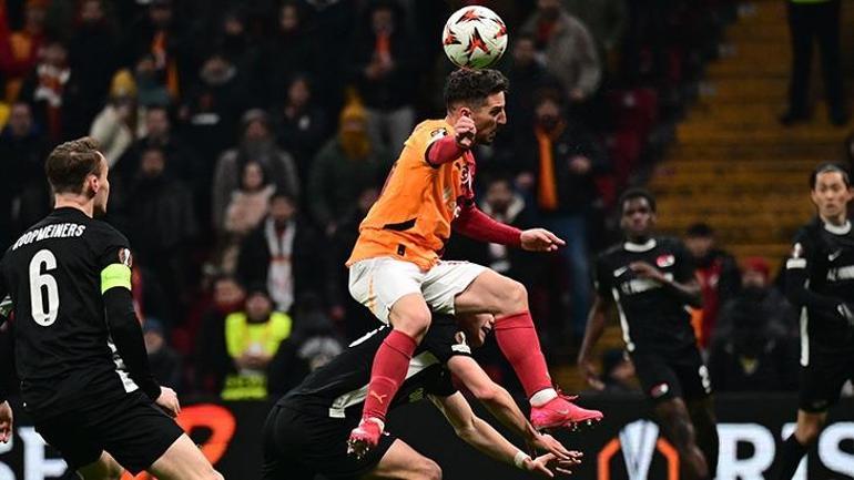 Galatasarayda formsuz Mertens ile yeni transfer Cuesta kulübeye Derbi planı belli oldu