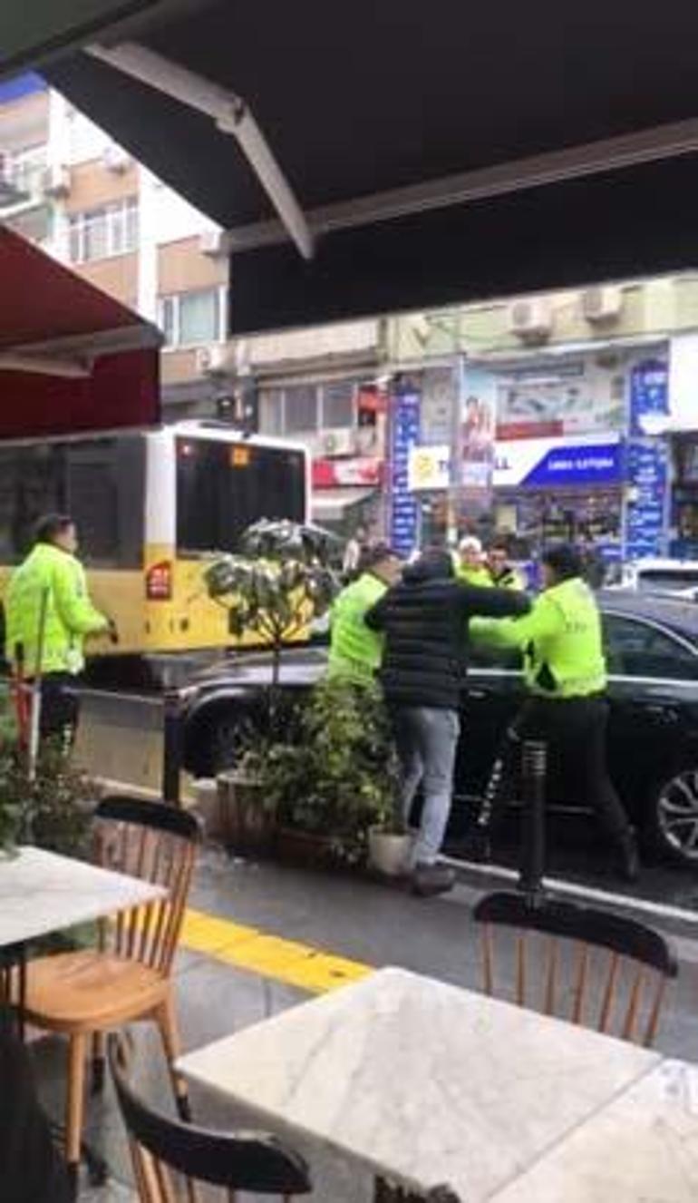 İstanbulda sıcak dakikalar Polis silah çekip lüks aracın önünü kesti