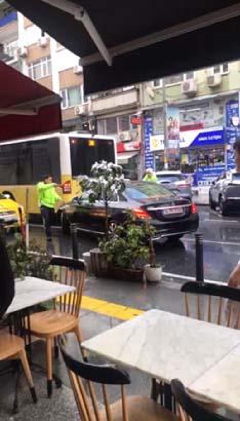 İstanbulda sıcak dakikalar Polis silah çekip lüks aracın önünü kesti