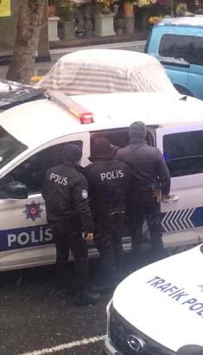 İstanbulda sıcak dakikalar Polis silah çekip lüks aracın önünü kesti