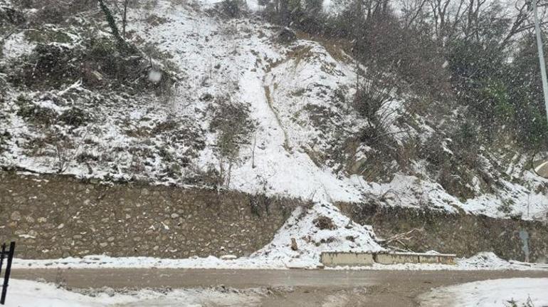 Kastamonuda dağdan kayalar koptu Binalar tahliye edildi